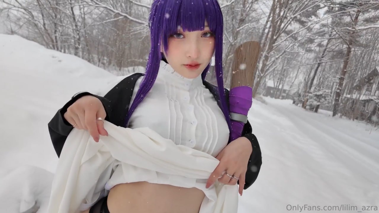 揉著騷屄的奶子，聽她唱完一首歌扒光了直接開幹…