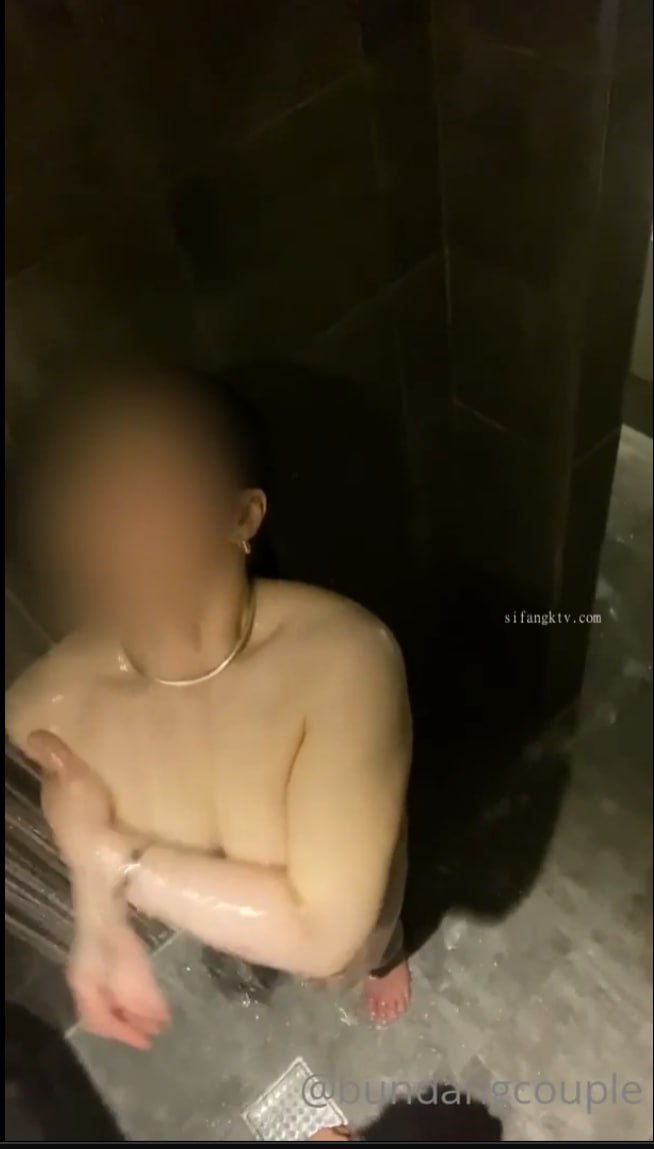 装睡的外甥女每天都勾引我！终于忍不住戴套套操她穴了